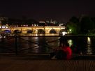  jeunes gens assis sur le Pont des Arts